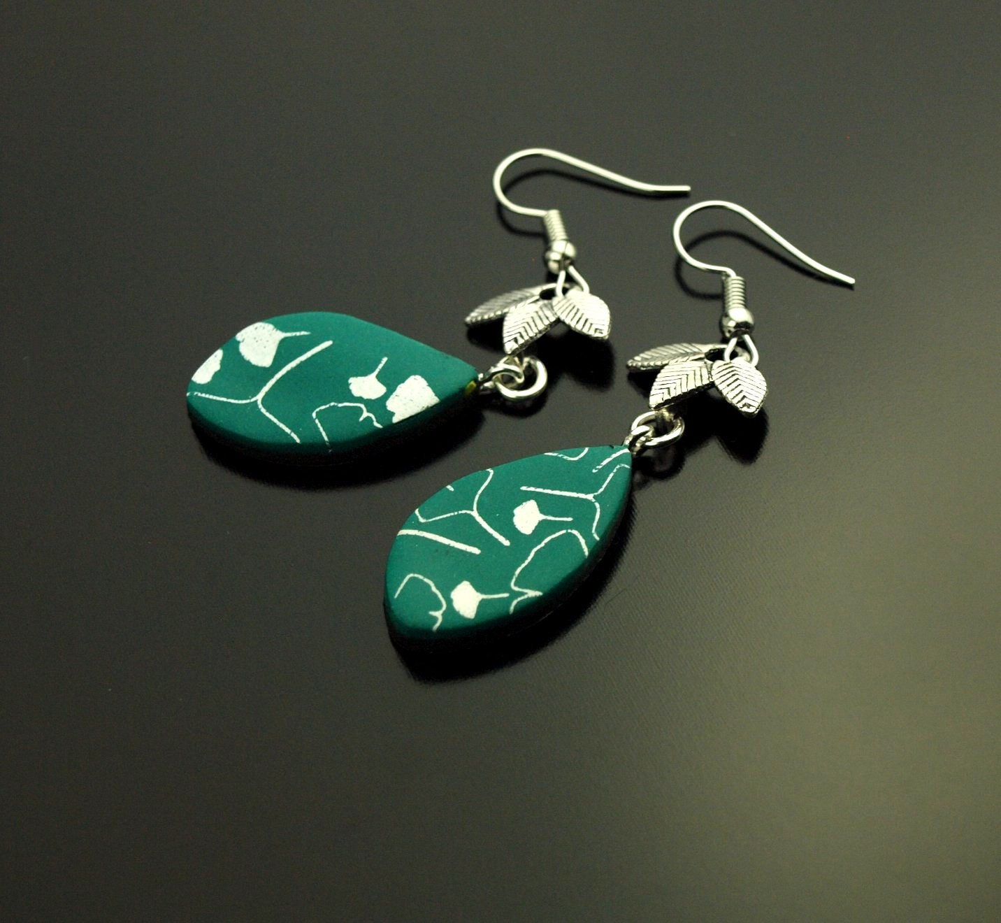 Ohrhänger Blätter Ginkgo Blüten Muster grün weiß Polymer Clay Fimo Ohrringe Creole silbern