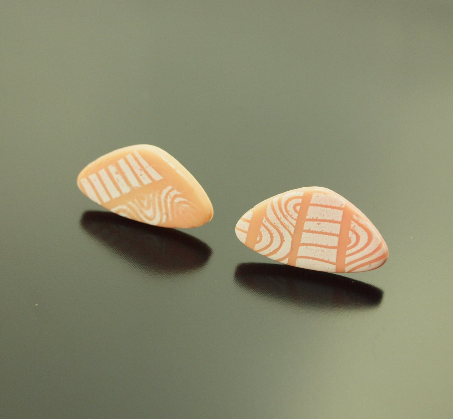 Ohrstecker Dreieck retro Muster orange weiß Polymer Clay Fimo Ohrringe Stecker