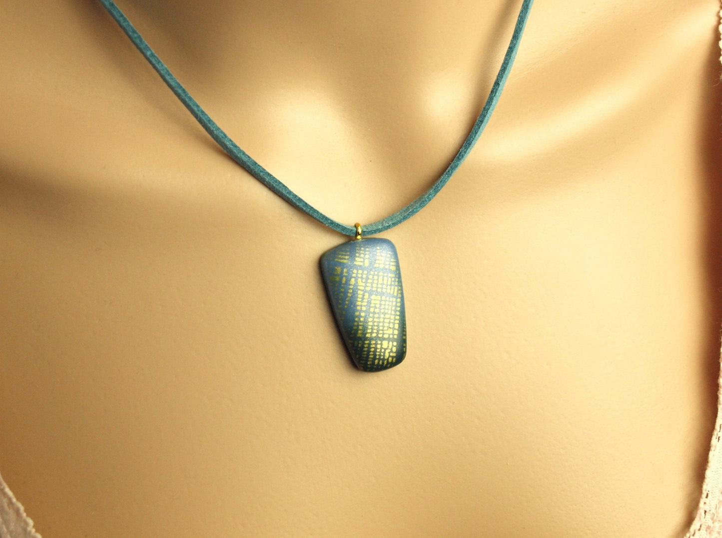 Surferkette Rechteck Anhänger blau grün gold retro Muster Linien Fimo Polymer Clay Kette golden