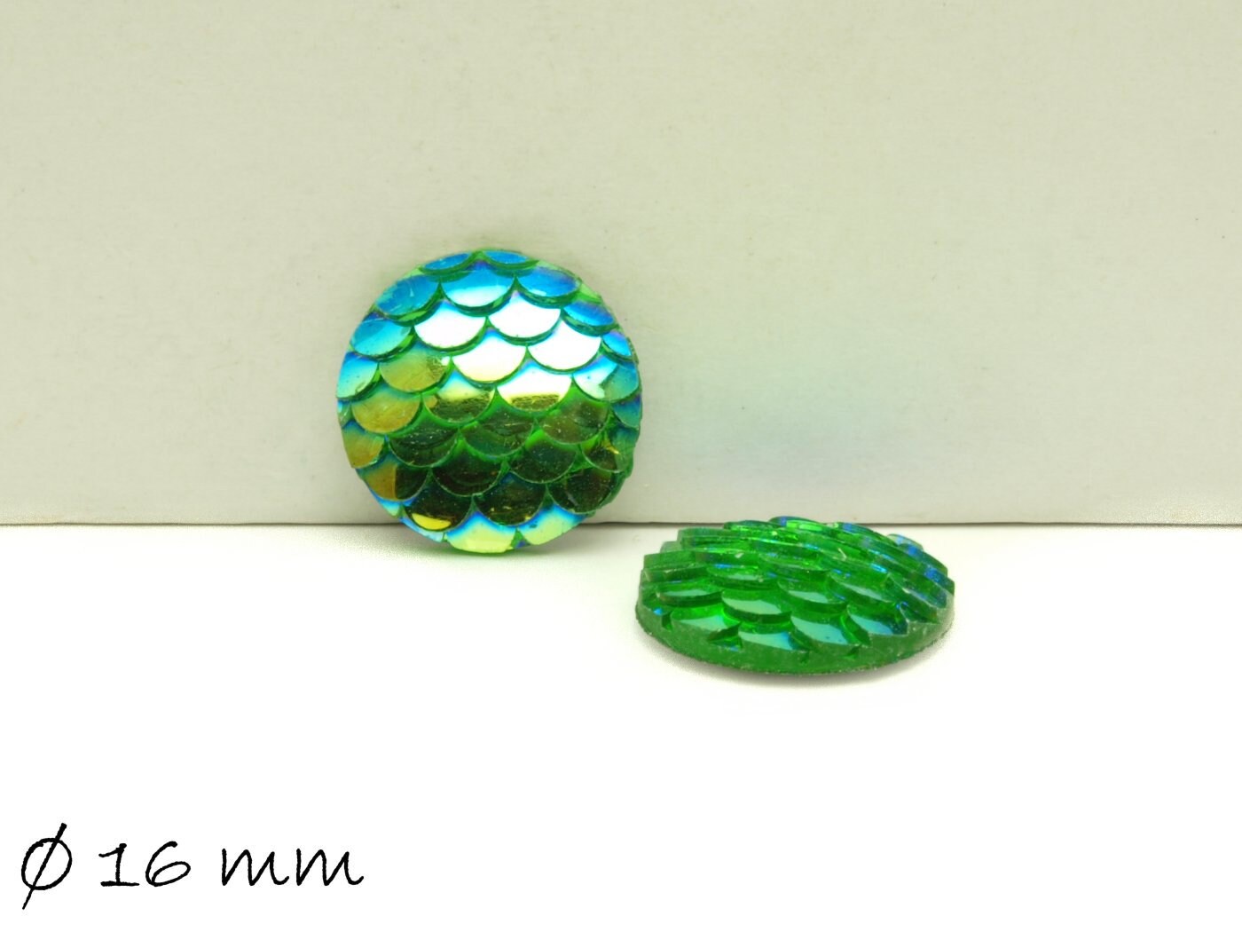 6 Stück runde Resin Cabochons Fischhaut 16 mm grün-blau