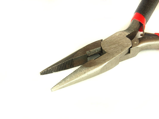 1 Stück Spitzzange (Flachzange) Schmuckzange flach, geriffelt, schwarz
