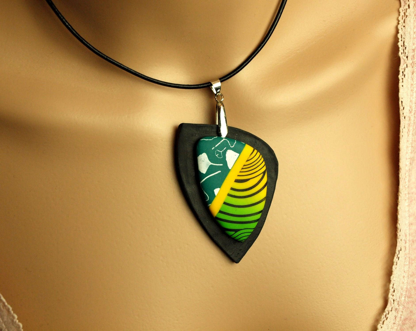 Surferkette Leder Anhänger grün gelb retro Muster Ginkgo Blätter Blüten Linien Fimo Polymer Clay Kette Lederkette silbern