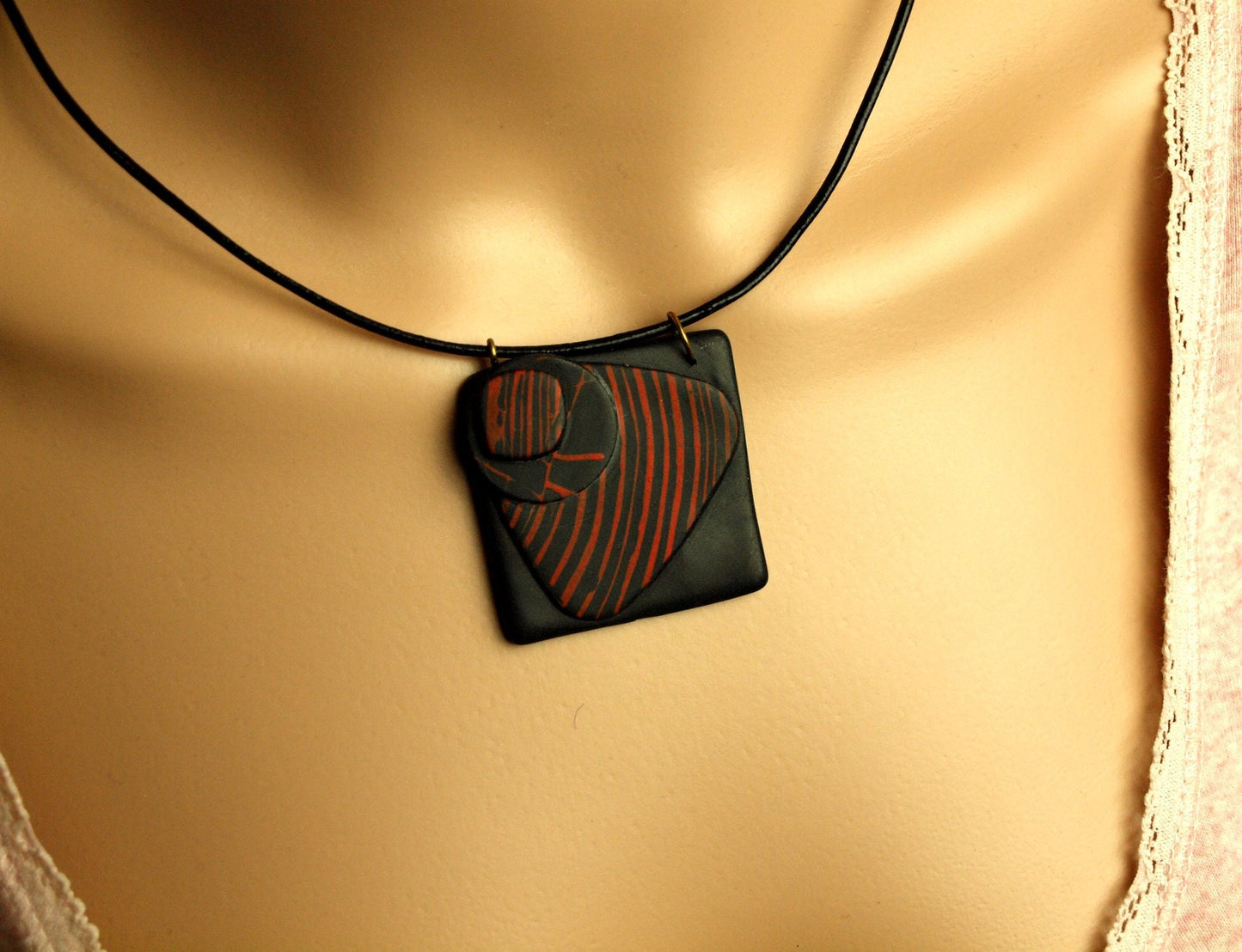 Surferkette Leder Viereck Anhänger schwarz rot Muster Fimo Polymer Clay Kette Lederkette bronze