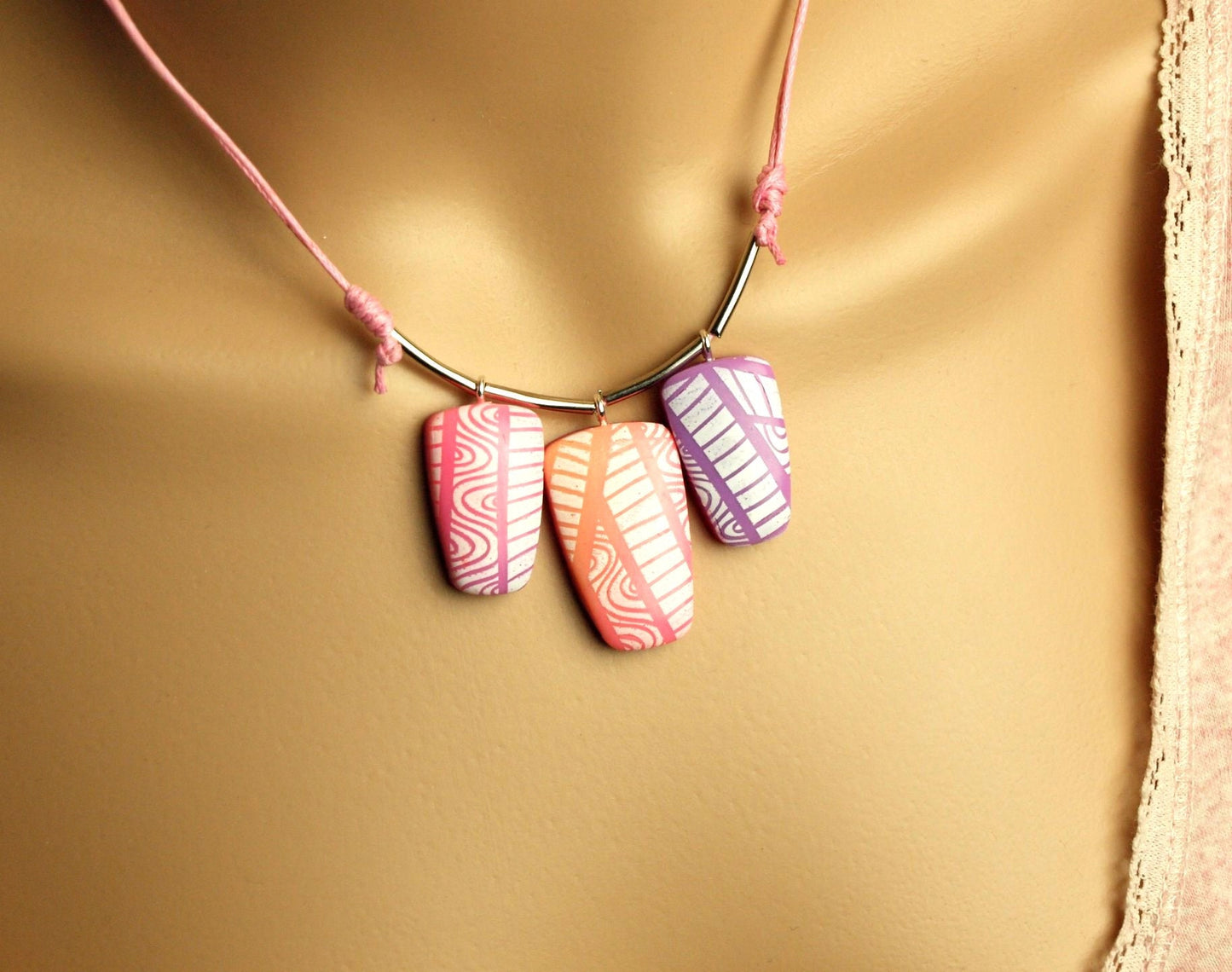 Surferkette Vierecke Anhängerweiß rosa lila retro Muster Fimo Polymer Clay Kette Wachsband