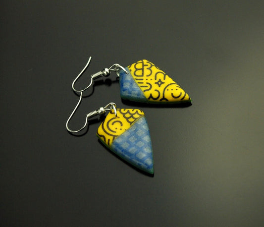 Ohrhänger Raute Drachen retro Muster gelb blau Linien Polymer Clay Fimo Ohrringe Creole silbern