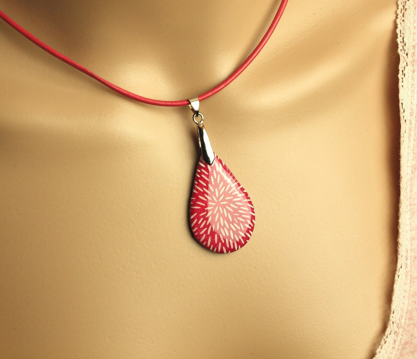 Surferkette Leder Tropfen Anhänger rot weiß retro Muster Striche Punkte Fimo Polymer Clay Kette Lederkette silbern