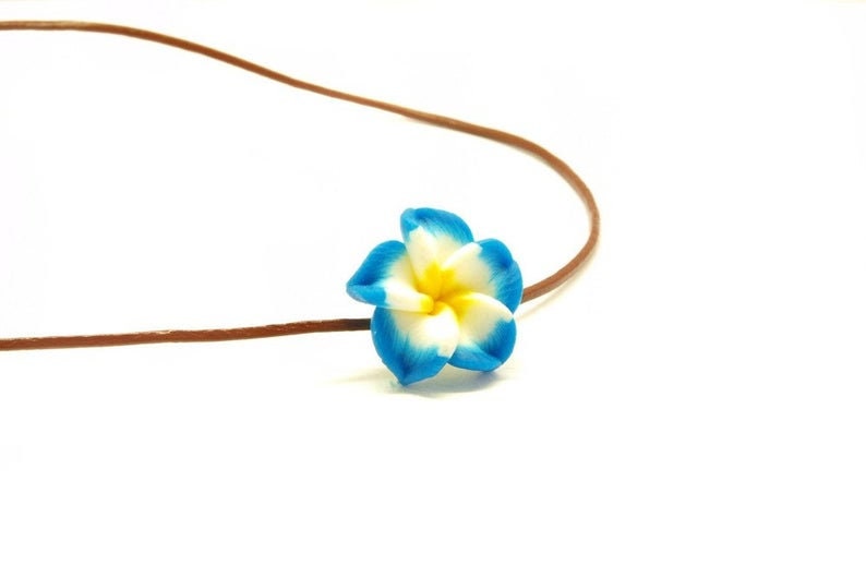 Kette nach Wahl Leder Frangipani Blume Anhänger Fimo Clay blau lila pink schwarz Lederkette