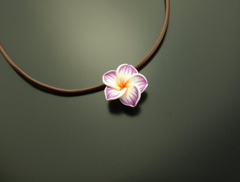 Kette nach Wahl Leder Frangipani Blume Anhänger Fimo Clay blau lila pink schwarz Lederkette