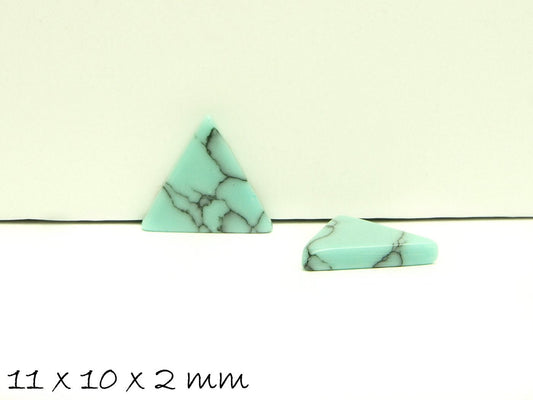 2 Stück Edelstein Cabochons, Dreieck, synthetischer Türkis, 11 x 10 mm, hellblau