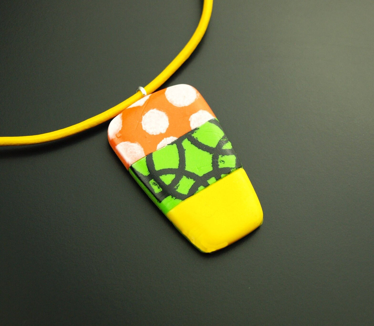 Surferkette Kette nach Wahl gelb orange weiß Anhänger retro Muster Fimo Polymer Clay Lederkette Leder