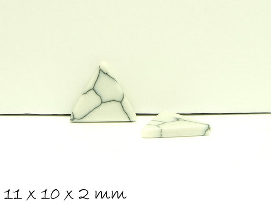 2 Stück Edelstein Cabochons, Dreieck, synthetischer Türkis, 11 x 10 mm, weiß