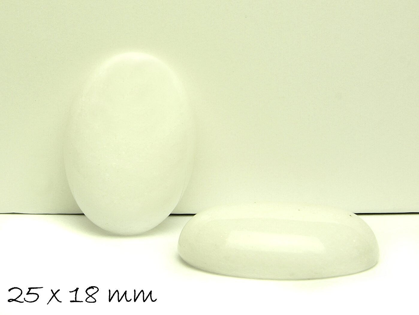 1 Stück ovaler Edelstein Cabochon,  weiße Jade, 25 x 18 mm