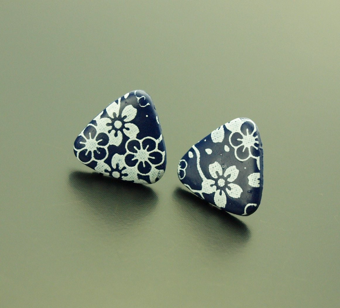 Ohrstecker nach Wahl Viereck Dreieck rund retro Muster Blumen Blüten Linien weiß blau Polymer Clay Fimo Ohrringe Stecker