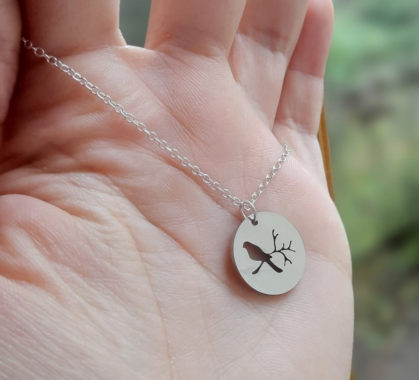 Kette Edelstahl Vogel auf Zweig Baum Anhänger Scheibe Kreis rund Wald Natur Rabe Ast Farbe nach Wahl golden silbern