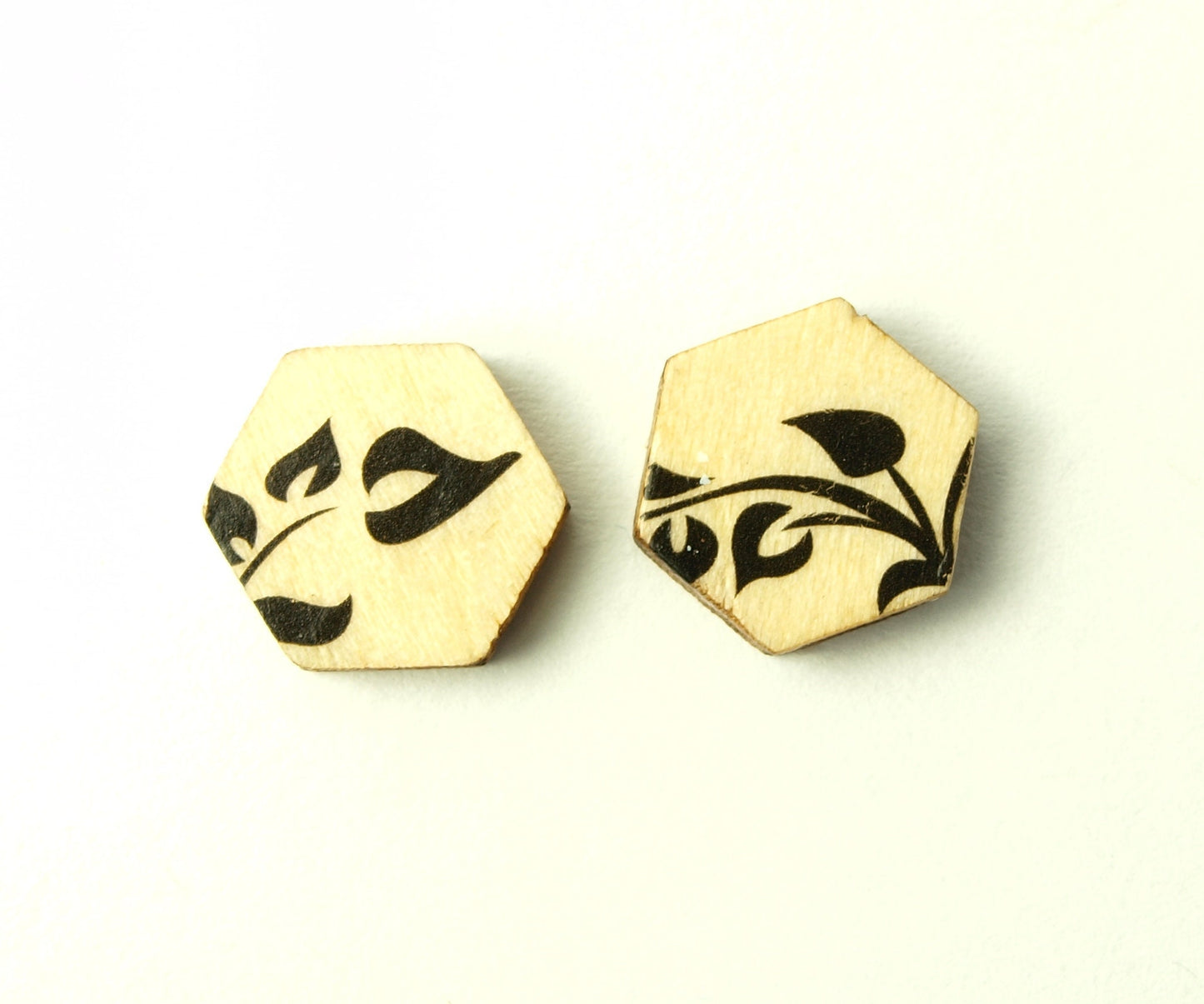 Ohrstecker nach Wahl Sechseck mit Muster schwarz Mandala Blüten Blumen geometrisch Hexagon Holz Ohrringe