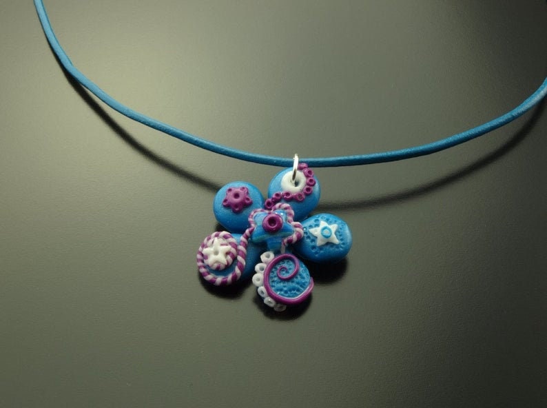 Surferkette Leder Anhänger Fimo Polymer Clay Kette Blüten blau gelb weiß