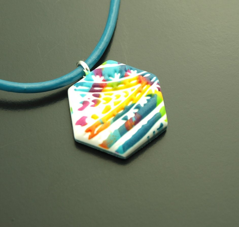 Surferkette Leder Anhänger bunt weiß Muster Mandala Polymer Clay Kette Lederkette nach Wahl