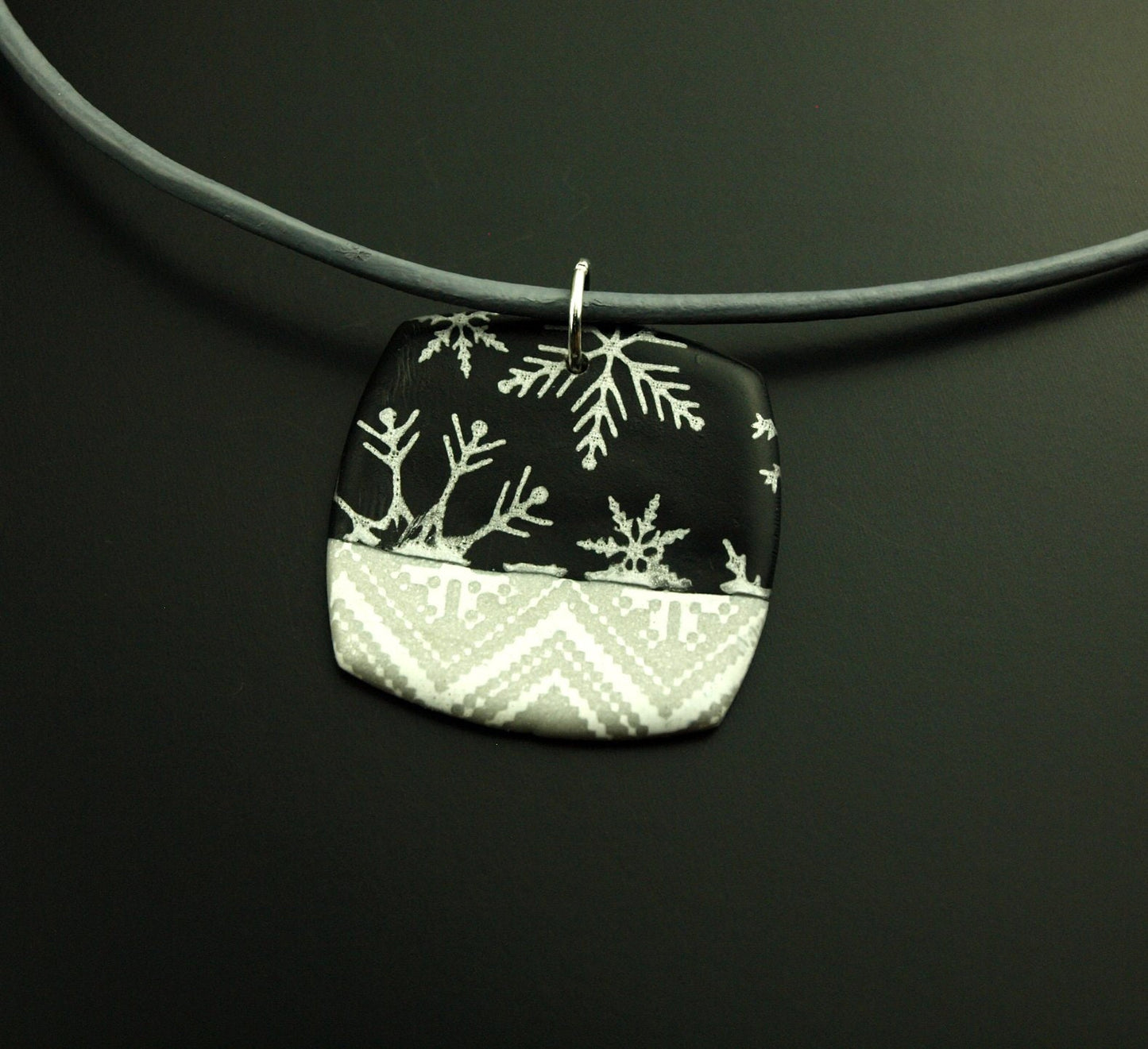 Surferkette grau schwarz weiß Schneeflocken retro Muster Lederkette Polymer Clay Kette nach Wahl