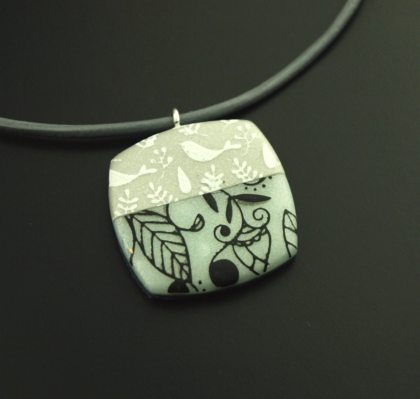 Surferkette Leder grau schwarz weiß Blüten Vögel Blätter Muster Lederkette Polymer Clay Kette nach Wahl