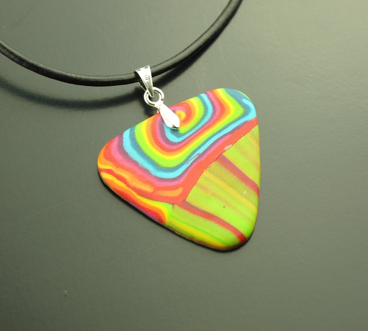 Kette Leder Dreieck Polymer Clay farbig bunt Regenbogen retro Muster nach Wahl