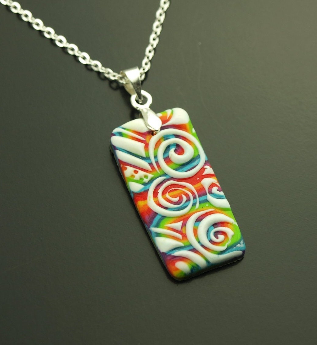 Surferkette Leder Anhänger bunt weiß Muster Mandala Polymer Clay Kette Lederkette nach Wahl