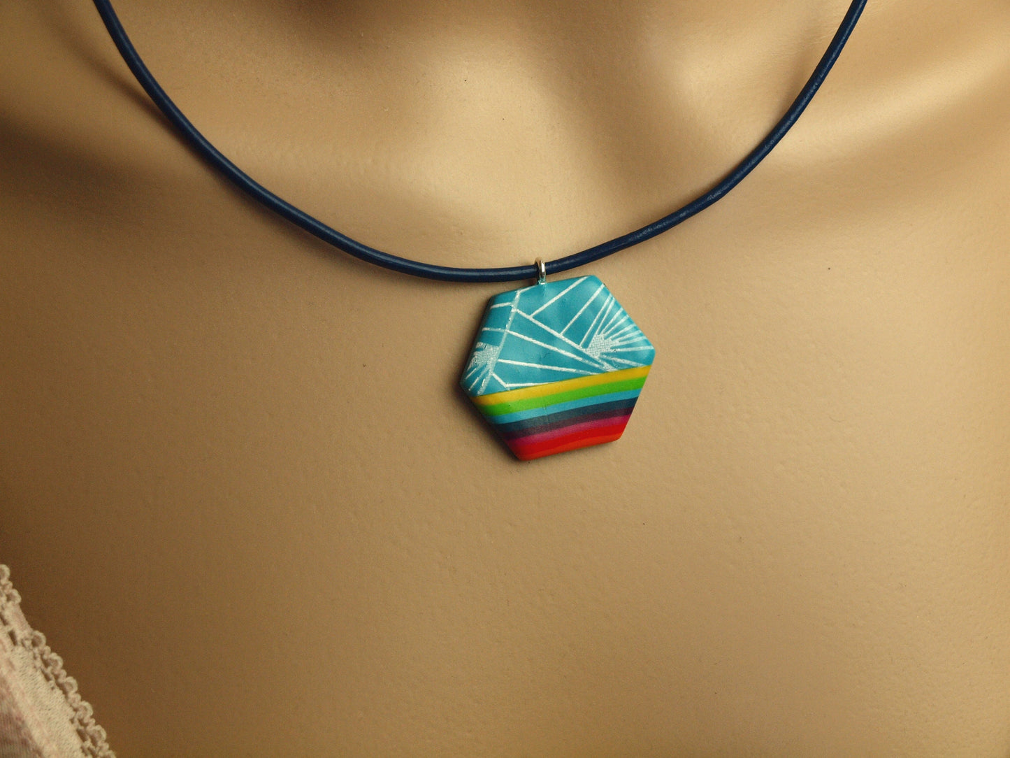 Kette Hexagon Polymer Clay gelb blau Streifen bunt Linien retro Lederkette Muster nach Wahl