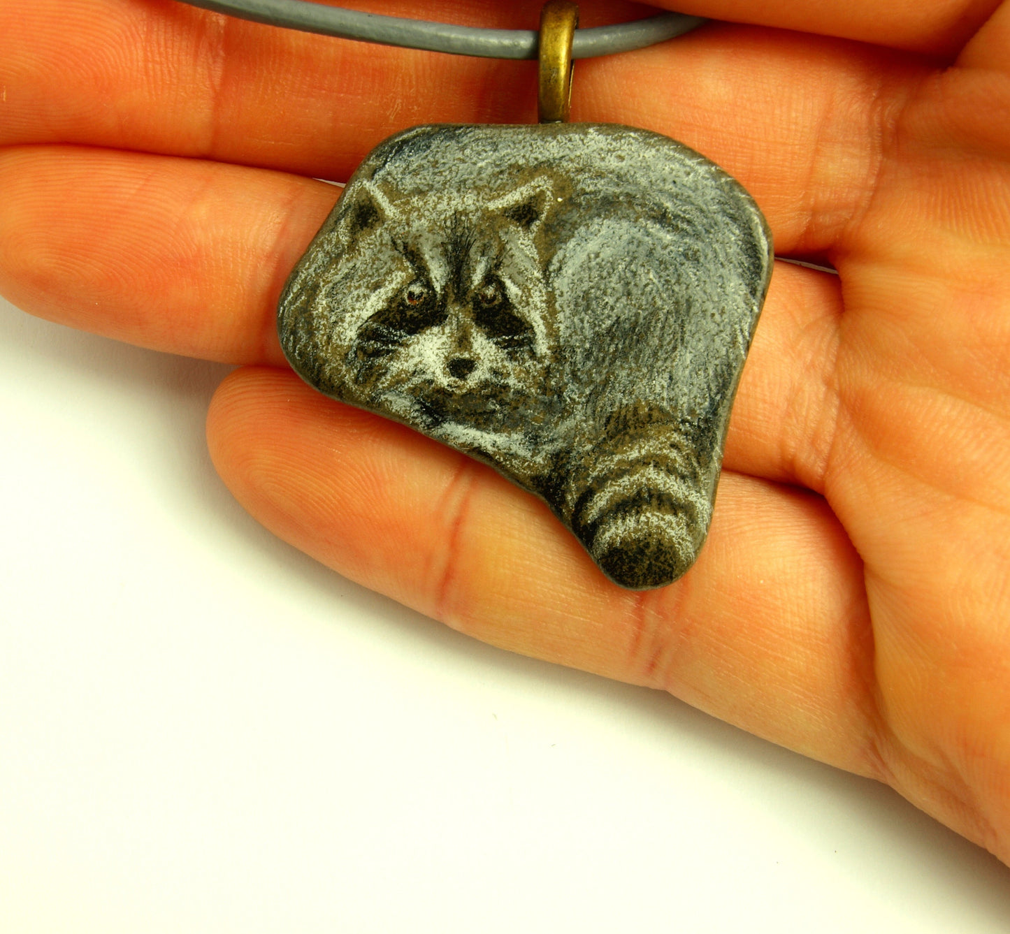 Kette Waschbär auf handbemaltem Stein