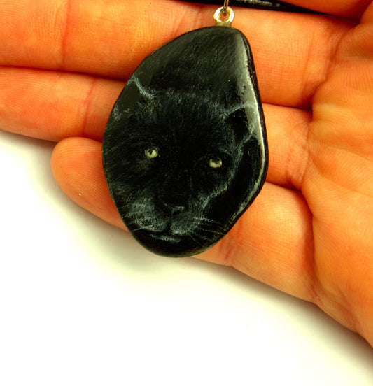 Kette schwarzer Panther auf handbemaltem Stein Katze